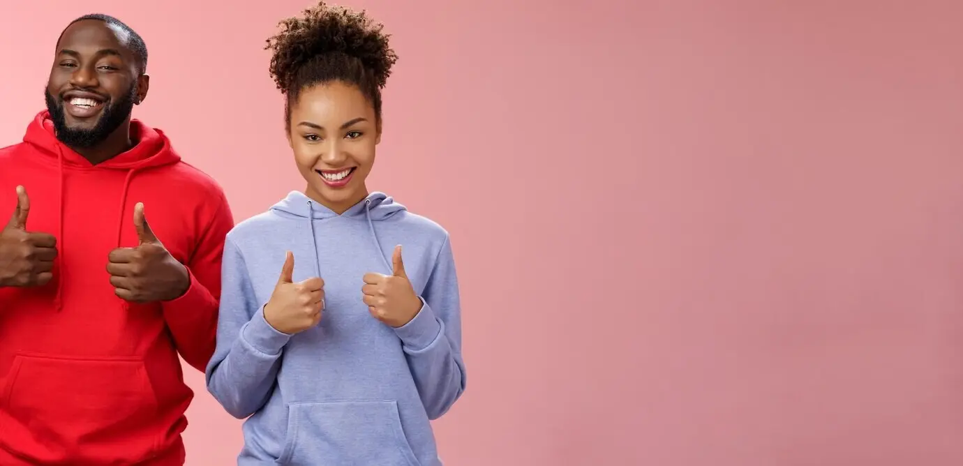 Лучшие друзья поддерживают ваш выбор — портрет красивых афроамериканцев, мужчины и женщины, демонстрирующих гордость и удовлетворённость.